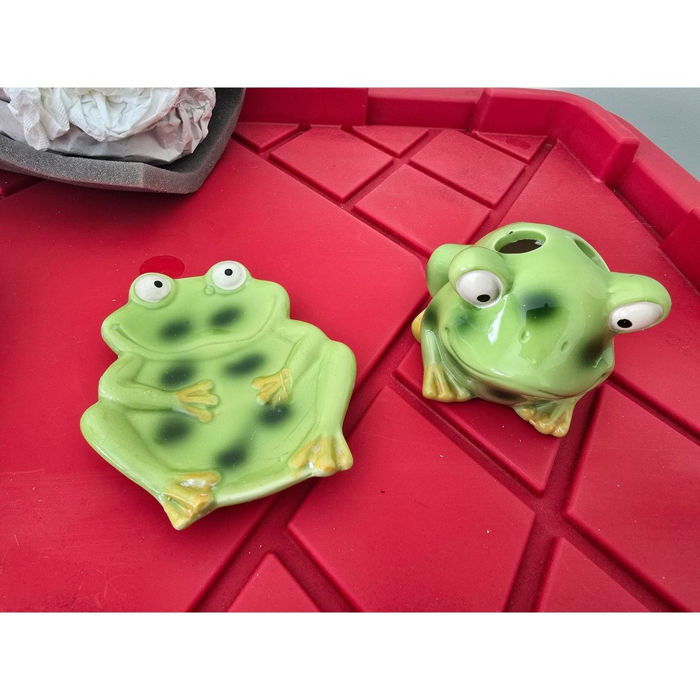 Greenbrier International Ceramic Frog Toothbrush Holder and Soap Dish Set Green
